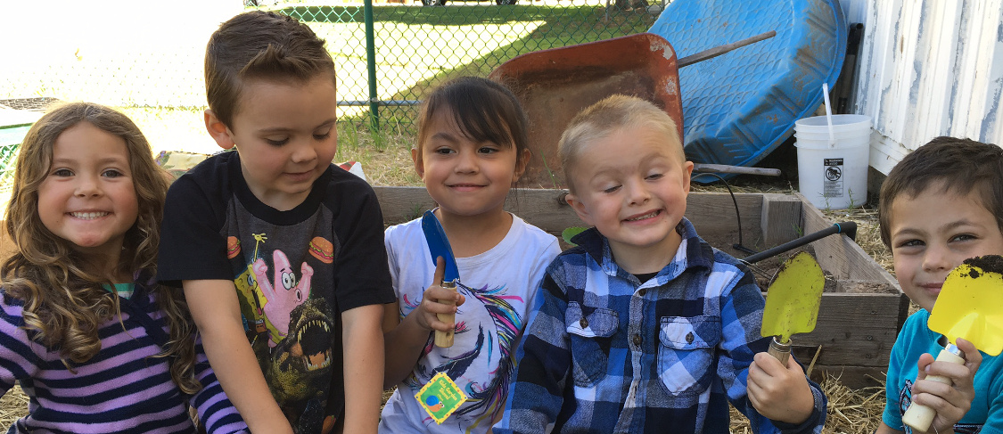A group of kids all smiling at the picture