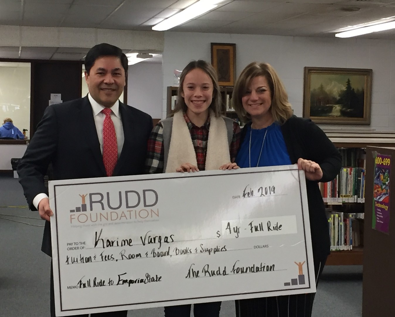 The foundation presenting a student their scholarship