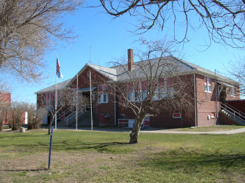 A photo of the HE DOG SCHOOL.