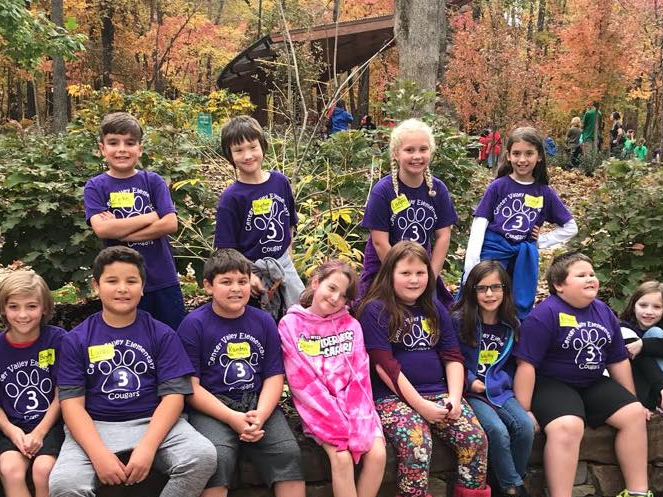 A photo of the teacher and her students in a field trip