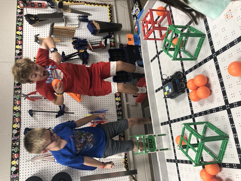 sTUDENTS EXCITED ABOUT rOBOTICS